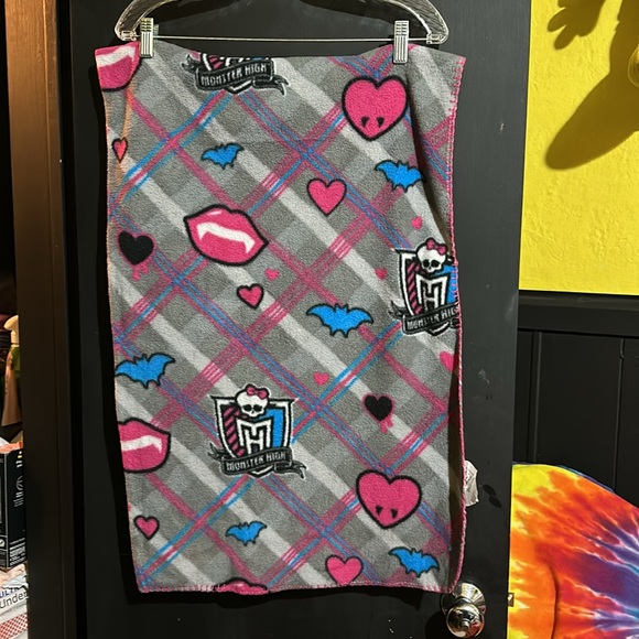Monster High throw blanket - Picture 2 of 5